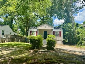 Columbia house for rent - A house with a green lawn and trees in the background.
