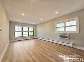Chicago condo for rent - A room with wooden flooring and a window with blinds.