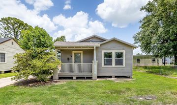 Houma apartment for rent - A house with a grey roof and a porch.