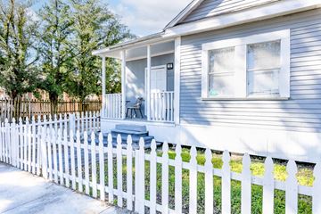 Houma apartment for rent - A house with a white picket fence and a small porch.