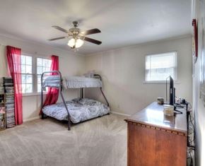Rome house for rent - A bedroom with a bunk bed and a desk.