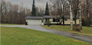 Ringle house for rent - A house with a driveway and trees in the background.
