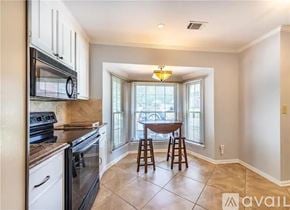 Atlanta townhouse for rent - A kitchen with a table and chairs by a window.