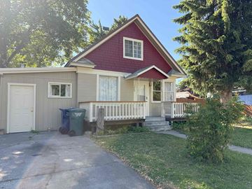 Coeur D Alene house for rent - A house with a red roof and a white garage door.