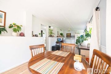 Westminster house for rent - A dining room with a wooden table and chairs.