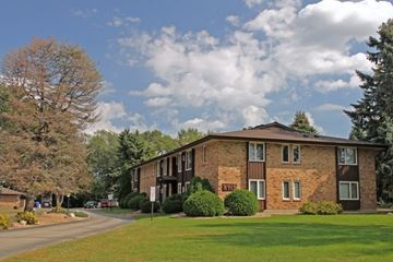 Bloomington apartment for rent - A large brick building with the number 815 on it.