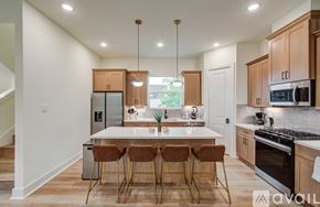 Houston townhouse for rent - A kitchen with a table and chairs in the middle of it.