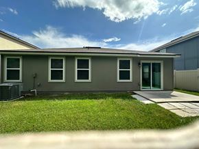 Green Cove Springs house for rent - A house with a grey exterior and a green lawn.
