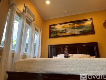 Honolulu apartment for rent - A kitchen with a table and chairs.