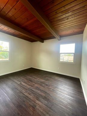 Santa Maria house for rent - A room with wooden floors and a wooden ceiling.