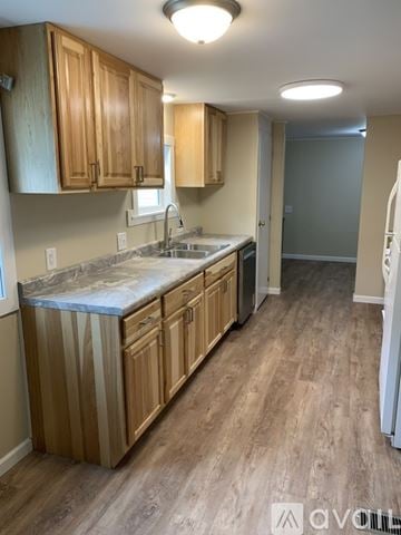 Hinckley house for rent - A kitchen with wooden cabinets and a marble countertop.