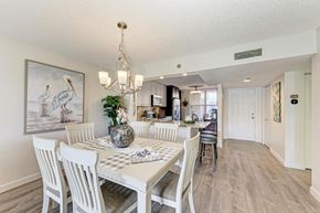 Bradenton house for rent - A dining room with a white table and chairs.