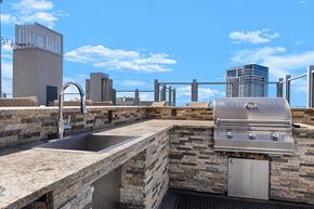 Dallas apartment for rent - SkyHouse Dallas - Rooftop sky lounge - Apartments in Victory Park