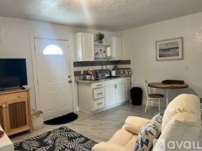 Bradenton apartment for rent - A room with a ceiling fan and a window.