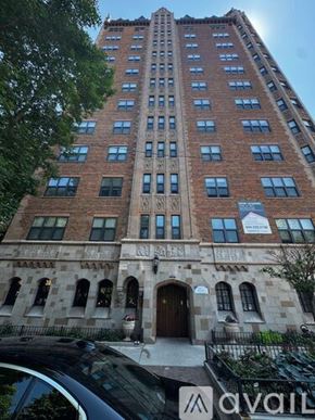 Chicago apartment for rent - A tall building with a sign that says "avail" on it.