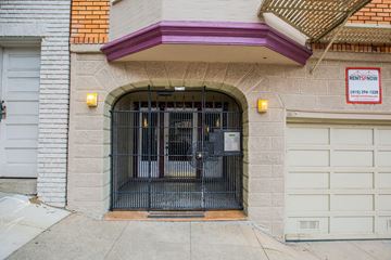 San Francisco apartment for rent - A building with a purple awning and a sign that says "RENTSNOW" on it.