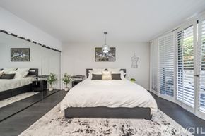 Los Angeles townhouse for rent - A bedroom with a large bed and a rug in the center.
