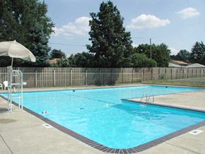 Parma apartment for rent - A small pool with a diving board and a sun umbrella.