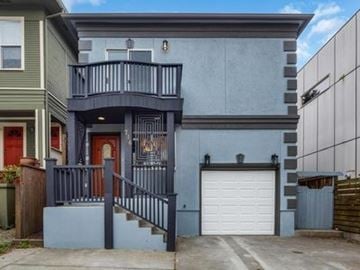 Seattle house for rent - A two-story house with a balcony and a garage.
