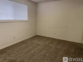 Salem apartment for rent - A room with a carpeted floor and a window with blinds.