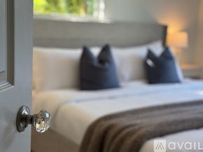 Sarasota house for rent - A bedroom with two beds and a ceiling fan.