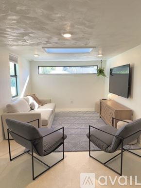 Sarasota house for rent - A dining room with a round table and chairs.