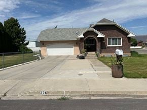 Payson house for rent - A house with a garage and a driveway in front.
