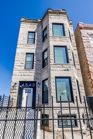 Chicago apartment for rent - A tall building with the number 4543 on it.