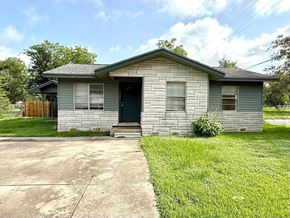 El Campo house for rent - A house with a grey roof and a green lawn.