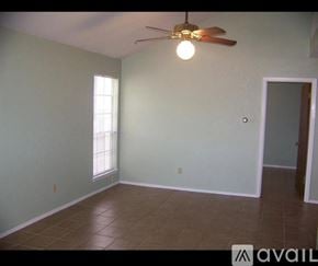 Austin townhouse for rent - A room with a ceiling fan and a window.