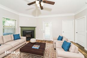Leeds house for rent - A living room with a fireplace and a couch.