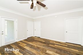 Leeds house for rent - A room with wooden floors and a ceiling fan.