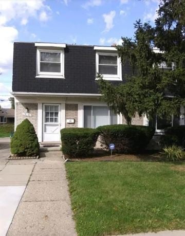 Oak Park house for rent - A house with a white door and a small front yard.