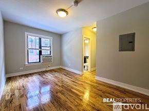 Chicago apartment for rent - A room with wooden flooring and a window with blinds.