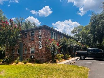 Charleston apartment for rent - A brick building with the numbers 1523 on it.