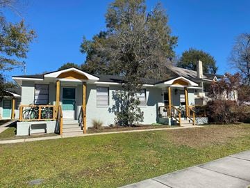 North Charleston apartment for rent - A house with a green door and yellow trim.