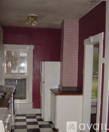 Clearwater house for rent - A kitchen with a black and white checkered floor.