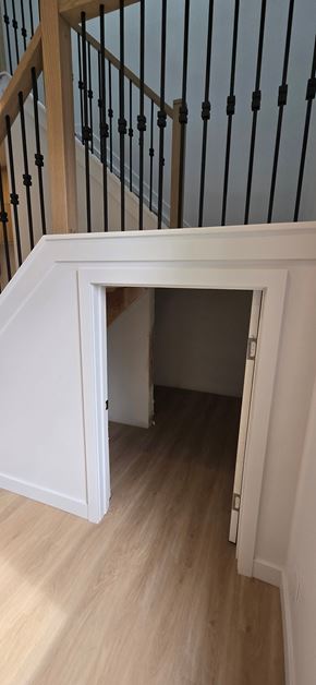 Ottawa apartment for rent - A staircase with a black railing and wooden steps.