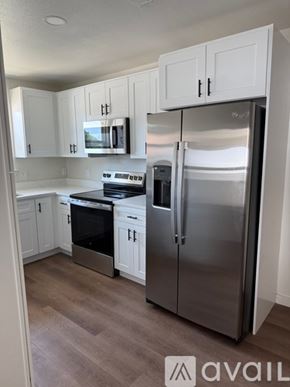 Arlington townhouse for rent - A kitchen with a refrigerator, stove, and microwave.