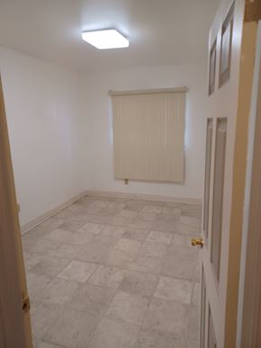 Philadelphia house for rent - A room with a tiled floor and a window covered with blinds.