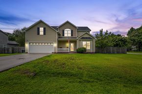 Jacksonville house for rent - A house with a flag on the front porch is shown.