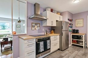 Richmond house for rent - A kitchen with a stove top oven and a refrigerator.