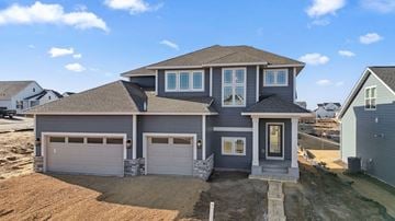 Woodbury house for rent - A two-story house with a garage is under construction.