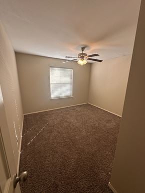 Centerton house for rent - A room with a carpeted floor and a ceiling fan.