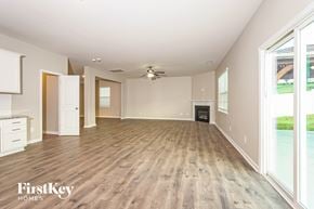 Lexington house for rent - A spacious living room with wood flooring and a ceiling fan.