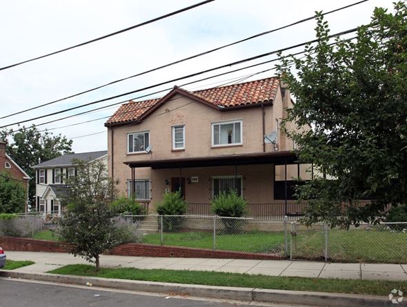 Washington apartment for rent - A house with a red tile roof and a fence in front.