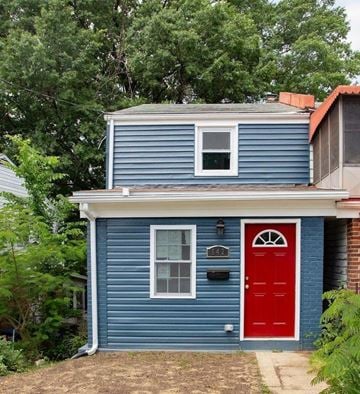 Washington house for rent - A blue house with a red door and mailbox.