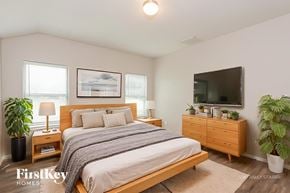 Dallas house for rent - A bedroom with a bed, nightstands, and a television.