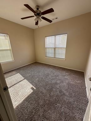 Centerton house for rent - A room with a ceiling fan and carpeted floor.
