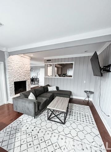 Lakeway house for rent - A living room with a grey couch and a patterned rug.